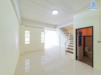 *****ทาวน์เฮ้าส์มือสองนนทบุรี หมู่บ้าน ศรีทับทิม ติวานนท์ #หลังมุม เนื้อที่กว้างขวางถึง 24 ตร.ว. ฟังก์ชัน 2 ห้องนอน 2 ห้องน้ำ 1 ที่จอดรถ บ้านเพิ่งจะมีการต่อเติมครัวใหม่ บนทำเลเชื่อมต่อถนนติวานนท์, ถนนแจ้งวัฒนะ, ถนนชัยพฤกษ์ ใกล้รถไฟฟ้าสายสีชมพู "สถานีปากเกร็ด" และทางด่วน "เมืองทอง อุดรรัถยา"