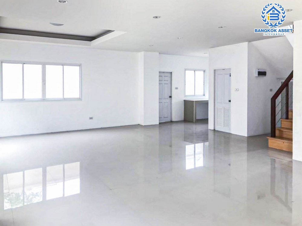 *****บ้านเดี่ยวมือสอง โครงการ สยามธารามันตรา ชลบุรี-บ้านบึง เนื้อที่กว้าง 88.40 ตร.ว. ฟังก์ชัน 3 ห้องนอน 2 ห้องน้ำ 2 ที่จอดรถ บริเวนบ้านกว้างขวาง ดีไซน์โดดเด่นเป็นเอกลักษณ์ บนทำเลเดินทางสะดวก เชื่อมต่อถนนชลบุรี-บ้านบึง, ถนนเซิดน้อย-บ้านไผ่ และจุดขึ้นทางด่วน "ศรีรัช" จองเลย!