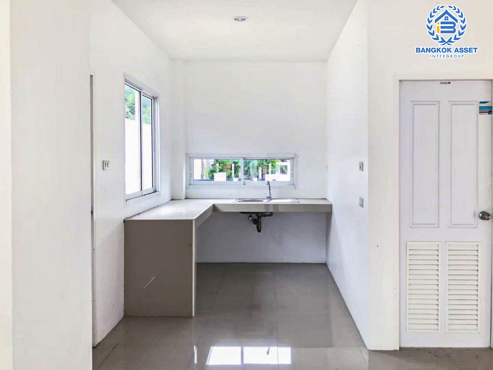 *****บ้านเดี่ยวมือสอง โครงการ สยามธารามันตรา ชลบุรี-บ้านบึง เนื้อที่กว้าง 88.40 ตร.ว. ฟังก์ชัน 3 ห้องนอน 2 ห้องน้ำ 2 ที่จอดรถ บริเวนบ้านกว้างขวาง ดีไซน์โดดเด่นเป็นเอกลักษณ์ บนทำเลเดินทางสะดวก เชื่อมต่อถนนชลบุรี-บ้านบึง, ถนนเซิดน้อย-บ้านไผ่ และจุดขึ้นทางด่วน "ศรีรัช" จองเลย!