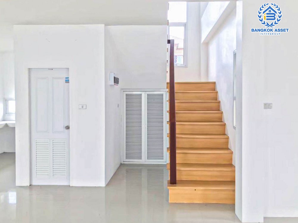 *****บ้านเดี่ยวมือสอง โครงการ สยามธารามันตรา ชลบุรี-บ้านบึง เนื้อที่กว้าง 88.40 ตร.ว. ฟังก์ชัน 3 ห้องนอน 2 ห้องน้ำ 2 ที่จอดรถ บริเวนบ้านกว้างขวาง ดีไซน์โดดเด่นเป็นเอกลักษณ์ บนทำเลเดินทางสะดวก เชื่อมต่อถนนชลบุรี-บ้านบึง, ถนนเซิดน้อย-บ้านไผ่ และจุดขึ้นทางด่วน "ศรีรัช" จองเลย!