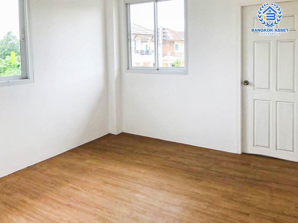 *****บ้านเดี่ยวมือสอง โครงการ สยามธารามันตรา ชลบุรี-บ้านบึง เนื้อที่กว้าง 88.40 ตร.ว. ฟังก์ชัน 3 ห้องนอน 2 ห้องน้ำ 2 ที่จอดรถ บริเวนบ้านกว้างขวาง ดีไซน์โดดเด่นเป็นเอกลักษณ์ บนทำเลเดินทางสะดวก เชื่อมต่อถนนชลบุรี-บ้านบึง, ถนนเซิดน้อย-บ้านไผ่ และจุดขึ้นทางด่วน "ศรีรัช" จองเลย!