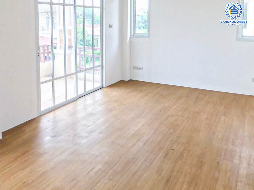 *****บ้านเดี่ยวมือสอง โครงการ สยามธารามันตรา ชลบุรี-บ้านบึง เนื้อที่กว้าง 88.40 ตร.ว. ฟังก์ชัน 3 ห้องนอน 2 ห้องน้ำ 2 ที่จอดรถ บริเวนบ้านกว้างขวาง ดีไซน์โดดเด่นเป็นเอกลักษณ์ บนทำเลเดินทางสะดวก เชื่อมต่อถนนชลบุรี-บ้านบึง, ถนนเซิดน้อย-บ้านไผ่ และจุดขึ้นทางด่วน "ศรีรัช" จองเลย!