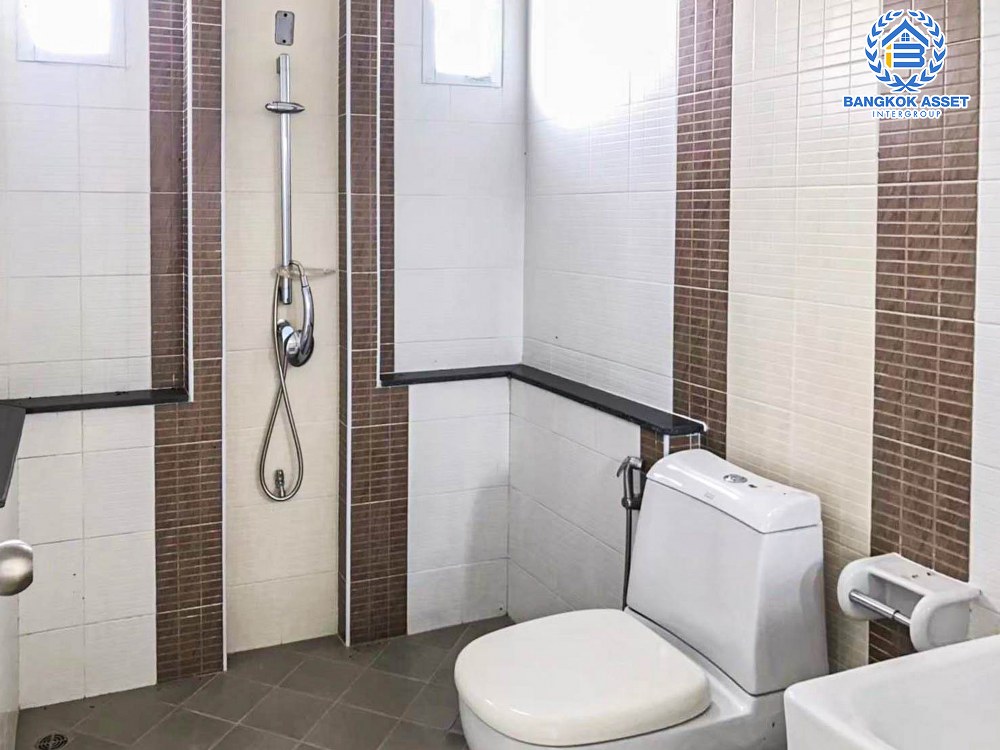 *****บ้านเดี่ยวมือสอง โครงการ สยามธารามันตรา ชลบุรี-บ้านบึง เนื้อที่กว้าง 88.40 ตร.ว. ฟังก์ชัน 3 ห้องนอน 2 ห้องน้ำ 2 ที่จอดรถ บริเวนบ้านกว้างขวาง ดีไซน์โดดเด่นเป็นเอกลักษณ์ บนทำเลเดินทางสะดวก เชื่อมต่อถนนชลบุรี-บ้านบึง, ถนนเซิดน้อย-บ้านไผ่ และจุดขึ้นทางด่วน "ศรีรัช" จองเลย!