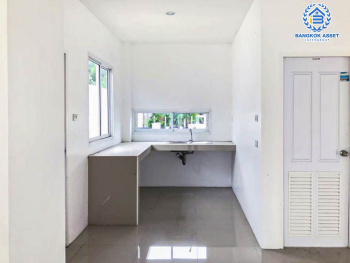 *****บ้านเดี่ยวมือสอง โครงการ สยามธารามันตรา ชลบุรี-บ้านบึง เนื้อที่กว้าง 88.40 ตร.ว. ฟังก์ชัน 3 ห้องนอน 2 ห้องน้ำ 2 ที่จอดรถ บริเวนบ้านกว้างขวาง ดีไซน์โดดเด่นเป็นเอกลักษณ์ บนทำเลเดินทางสะดวก เชื่อมต่อถนนชลบุรี-บ้านบึง, ถนนเซิดน้อย-บ้านไผ่ และจุดขึ้นทางด่วน "ศรีรัช" จองเลย!