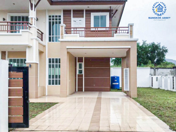 *****บ้านเดี่ยวมือสอง โครงการ สยามธารามันตรา ชลบุรี-บ้านบึง เนื้อที่กว้าง 88.40 ตร.ว. ฟังก์ชัน 3 ห้องนอน 2 ห้องน้ำ 2 ที่จอดรถ บริเวนบ้านกว้างขวาง ดีไซน์โดดเด่นเป็นเอกลักษณ์ บนทำเลเดินทางสะดวก เชื่อมต่อถนนชลบุรี-บ้านบึง, ถนนเซิดน้อย-บ้านไผ่ และจุดขึ้นทางด่วน "ศรีรัช" จองเลย!