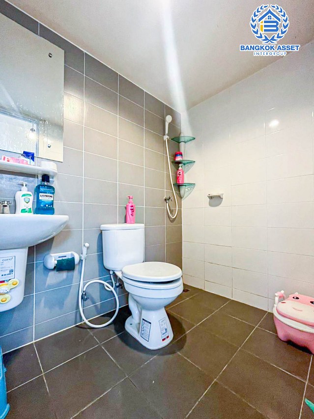 ทาวน์เฮ้าส์มือสองนนทบุรี โครงการ พฤกษาวิลล์ 63/1  นครอินทร์ เนื้อที่ 17.5 ตร.ว. ฟังก์ชัน 3 ห้องนอน 2 ห้องน้ำ 1 ที่จอดรถ สภาพพร้อมอยู่ แถมฟรี! 4 เครื่องปรับอากาศ 1 เครื่องทำน้ำอุ่น และปั๊มน้ำพร้อมแทงค์น้ำ บนทำเลดี โซนเมือง ใกล้สะพานพระราม5, รถไฟฟ้าสายสีม่วง "สถานีแยกติวานนท์" และทางด่วน "ศรีรัช"