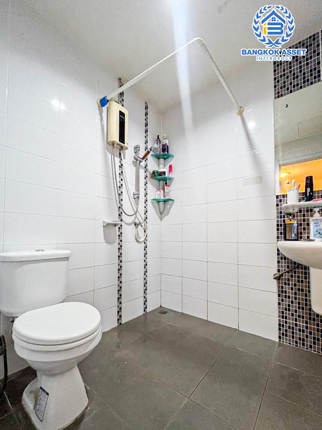 ทาวน์เฮ้าส์มือสองนนทบุรี โครงการ พฤกษาวิลล์ 63/1  นครอินทร์ เนื้อที่ 17.5 ตร.ว. ฟังก์ชัน 3 ห้องนอน 2 ห้องน้ำ 1 ที่จอดรถ สภาพพร้อมอยู่ แถมฟรี! 4 เครื่องปรับอากาศ 1 เครื่องทำน้ำอุ่น และปั๊มน้ำพร้อมแทงค์น้ำ บนทำเลดี โซนเมือง ใกล้สะพานพระราม5, รถไฟฟ้าสายสีม่วง "สถานีแยกติวานนท์" และทางด่วน "ศรีรัช"