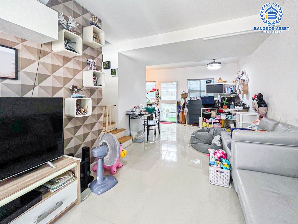 ทาวน์เฮ้าส์มือสองนนทบุรี โครงการ พฤกษาวิลล์ 63/1  นครอินทร์ เนื้อที่ 17.5 ตร.ว. ฟังก์ชัน 3 ห้องนอน 2 ห้องน้ำ 1 ที่จอดรถ สภาพพร้อมอยู่ แถมฟรี! 4 เครื่องปรับอากาศ 1 เครื่องทำน้ำอุ่น และปั๊มน้ำพร้อมแทงค์น้ำ บนทำเลดี โซนเมือง ใกล้สะพานพระราม5, รถไฟฟ้าสายสีม่วง "สถานีแยกติวานนท์" และทางด่วน "ศรีรัช"