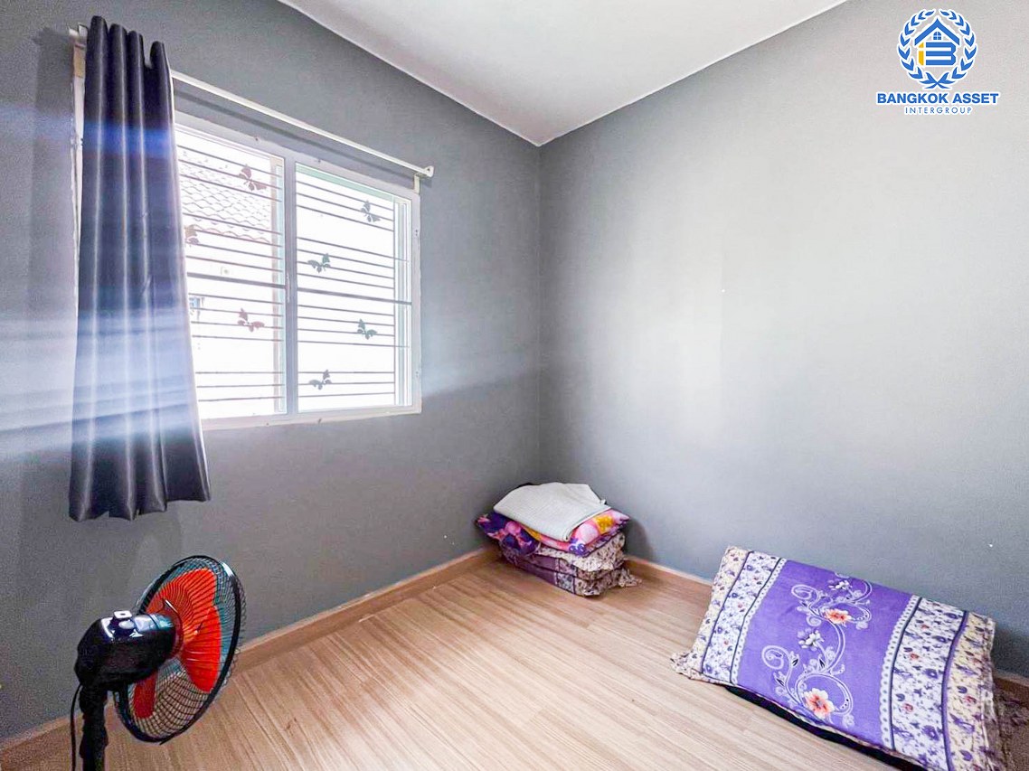 ทาวน์เฮ้าส์มือสองนนทบุรี โครงการ พฤกษาวิลล์ 63/1  นครอินทร์ เนื้อที่ 17.5 ตร.ว. ฟังก์ชัน 3 ห้องนอน 2 ห้องน้ำ 1 ที่จอดรถ สภาพพร้อมอยู่ แถมฟรี! 4 เครื่องปรับอากาศ 1 เครื่องทำน้ำอุ่น และปั๊มน้ำพร้อมแทงค์น้ำ บนทำเลดี โซนเมือง ใกล้สะพานพระราม5, รถไฟฟ้าสายสีม่วง "สถานีแยกติวานนท์" และทางด่วน "ศรีรัช"