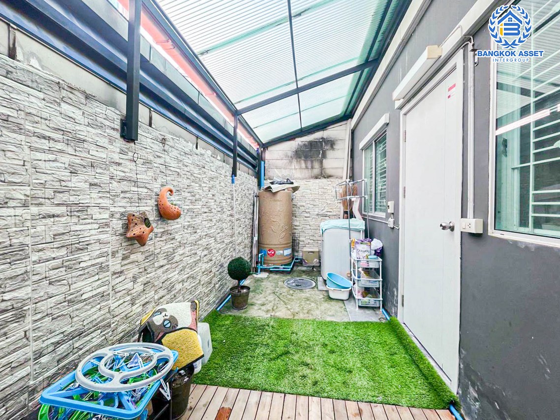 ทาวน์เฮ้าส์มือสองนนทบุรี โครงการ พฤกษาวิลล์ 63/1  นครอินทร์ เนื้อที่ 17.5 ตร.ว. ฟังก์ชัน 3 ห้องนอน 2 ห้องน้ำ 1 ที่จอดรถ สภาพพร้อมอยู่ แถมฟรี! 4 เครื่องปรับอากาศ 1 เครื่องทำน้ำอุ่น และปั๊มน้ำพร้อมแทงค์น้ำ บนทำเลดี โซนเมือง ใกล้สะพานพระราม5, รถไฟฟ้าสายสีม่วง "สถานีแยกติวานนท์" และทางด่วน "ศรีรัช"