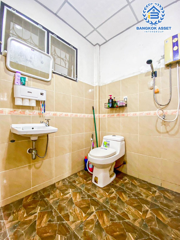 บ้านเดี่ยวมือสอง หมู่บ้าน สินสมบูรณ์ คลอง8 เนื้อที่กว้าง 78 ตร.ว. ฟังก์ชัน 4 ห้องนอน 2 ห้องน้ำ 1 ที่จอดรถ บ้านหลังใหญ่ ภายในสภาพดี พร้อมเข้าอยู่ แถมฟรี! เครื่องปรับอากาศ, เครื่องทำน้ำอุ่น บนทำเลดี เชื่อมต่อถนนเลียบคลอง8, ถนนลำลูกกา, ถนนนมิตรใหม่, ถนนวงแหวน-รามอินทรา จองเลย!