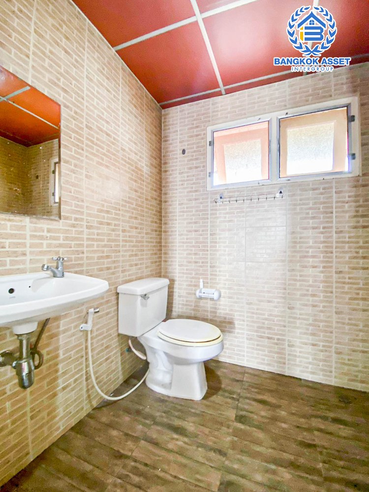 บ้านเดี่ยวมือสอง หมู่บ้าน สินสมบูรณ์ คลอง8 เนื้อที่กว้าง 78 ตร.ว. ฟังก์ชัน 4 ห้องนอน 2 ห้องน้ำ 1 ที่จอดรถ บ้านหลังใหญ่ ภายในสภาพดี พร้อมเข้าอยู่ แถมฟรี! เครื่องปรับอากาศ, เครื่องทำน้ำอุ่น บนทำเลดี เชื่อมต่อถนนเลียบคลอง8, ถนนลำลูกกา, ถนนนมิตรใหม่, ถนนวงแหวน-รามอินทรา จองเลย!