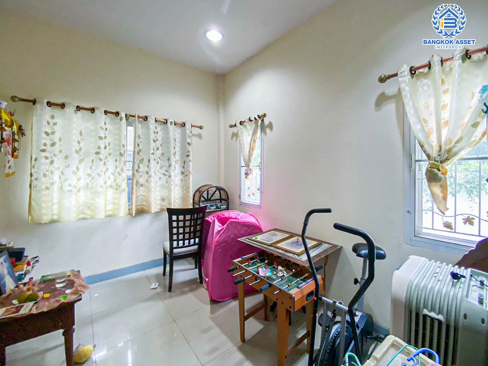 *****บ้านเดี่ยวมือสอง โครงการ ทรัพย์ธานี3 รังสิต-นครนายก หลังมุม เนื้อที่กว้าง 96.90 ตร.ว. ฟังก์ชัน 3 ห้องนอน 2 ห้องน้ำ 2 ที่จอดรถ บ้านหลังใหญ่ ภายในสภาพดี รอบบ้านมีพื้นที่กว้าง โครงการบนทำเลดี เชื่อมต่อถนนรังสิต-นครนายก, ถนนเลียบคลอง8,ถนนวงแหวนรอบนอกตะวันออก จองเลย!