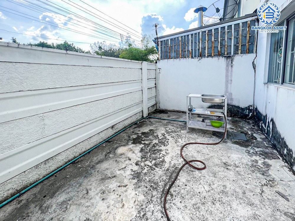 *****ทาวน์เฮ้าส์มือสอง โครงการ พฤกษา105 ฉลองกรุง-ลาดกระบัง เนื้อที่กว้าง 17.30  ตร.ว. ฟังก์ชัน 3 ห้องนอน 2 ห้องน้ำ 1 ที่จอดรถ ฟรี! เครื่องปรับอากาศ ขายราคาดีที่สุดในย่าน ตั้งบนทำเลเชื่อมต่อถนนฉลองกรุง, ถนนทับยาว, ถนนสุวินทวงศ์ ใกล้รถไฟฟ้าแอร์พอร์ตลิ้งค์ "สถานีลาดกระบัง" และมอเตอร์เวย์