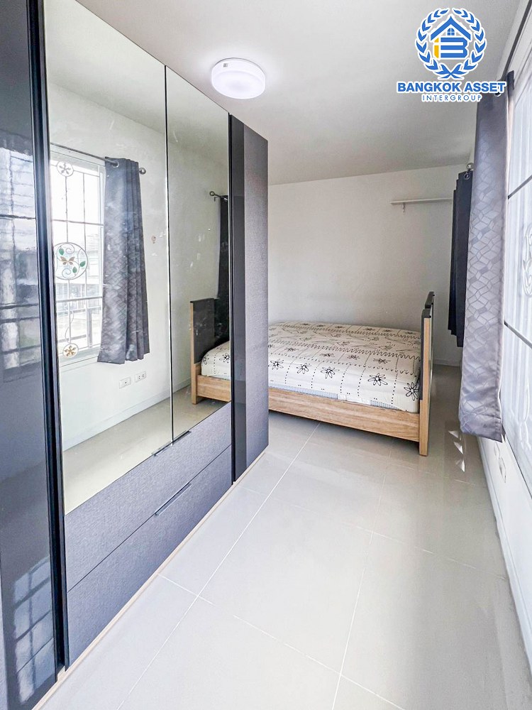 *****ทาวน์เฮ้าส์มือสอง โครงการ พฤกษา105 ฉลองกรุง-ลาดกระบัง เนื้อที่กว้าง 17.30  ตร.ว. ฟังก์ชัน 3 ห้องนอน 2 ห้องน้ำ 1 ที่จอดรถ ฟรี! เครื่องปรับอากาศ ขายราคาดีที่สุดในย่าน ตั้งบนทำเลเชื่อมต่อถนนฉลองกรุง, ถนนทับยาว, ถนนสุวินทวงศ์ ใกล้รถไฟฟ้าแอร์พอร์ตลิ้งค์ "สถานีลาดกระบัง" และมอเตอร์เวย์