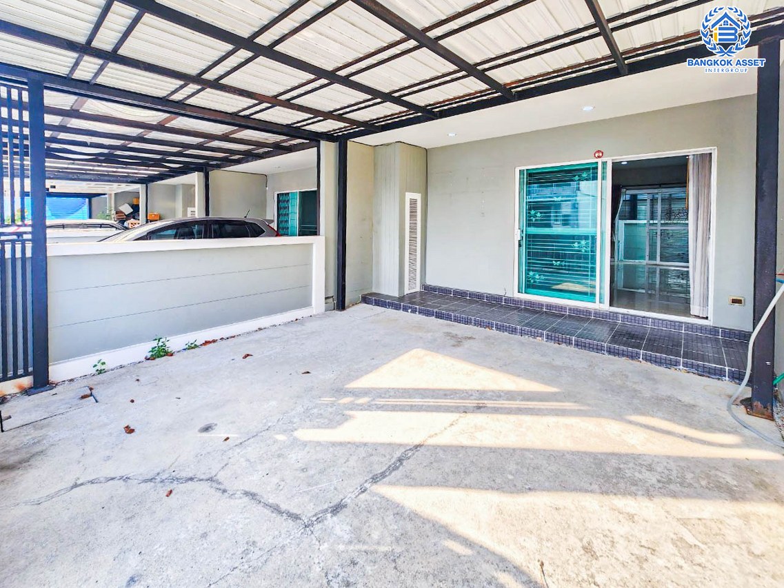 ทาวน์โฮมมือสอง 3 ชั้น โครงการ เดอะเมทโทร รัตนาธิเบศร์ หลังมุม เนื้อที่กว้าง 18.8 ตร.ว. ฟังก์ชัน 3 ห้องนอน 3 ห้องน้ำ 2 ที่จอดรถ หลังใหญ่ ภายในสภาพดี โครงการบนทำเลดี เชื่อมต่อถนนรัตนาเบศร์, ถนนราชพฤกษ์ ใกล้รถไฟฟ้าสายสีม่วง "สถานีไทรม้า" จองเลย!