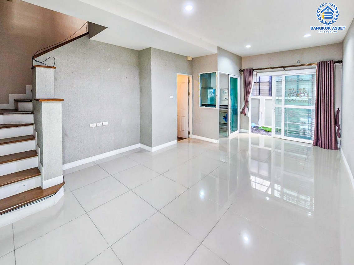 ทาวน์โฮมมือสอง 3 ชั้น โครงการ เดอะเมทโทร รัตนาธิเบศร์ หลังมุม เนื้อที่กว้าง 18.8 ตร.ว. ฟังก์ชัน 3 ห้องนอน 3 ห้องน้ำ 2 ที่จอดรถ หลังใหญ่ ภายในสภาพดี โครงการบนทำเลดี เชื่อมต่อถนนรัตนาเบศร์, ถนนราชพฤกษ์ ใกล้รถไฟฟ้าสายสีม่วง "สถานีไทรม้า" จองเลย!