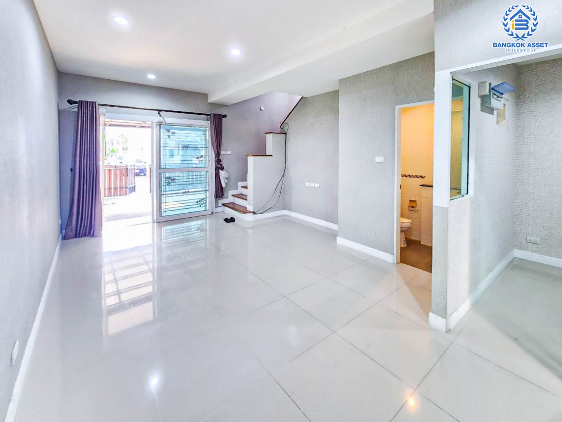 ทาวน์โฮมมือสอง 3 ชั้น โครงการ เดอะเมทโทร รัตนาธิเบศร์ หลังมุม เนื้อที่กว้าง 18.8 ตร.ว. ฟังก์ชัน 3 ห้องนอน 3 ห้องน้ำ 2 ที่จอดรถ หลังใหญ่ ภายในสภาพดี โครงการบนทำเลดี เชื่อมต่อถนนรัตนาเบศร์, ถนนราชพฤกษ์ ใกล้รถไฟฟ้าสายสีม่วง "สถานีไทรม้า" จองเลย!