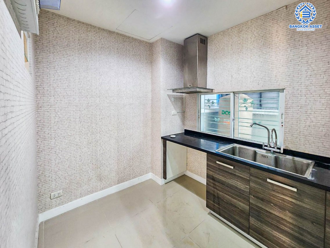 ทาวน์โฮมมือสอง 3 ชั้น โครงการ เดอะเมทโทร รัตนาธิเบศร์ หลังมุม เนื้อที่กว้าง 18.8 ตร.ว. ฟังก์ชัน 3 ห้องนอน 3 ห้องน้ำ 2 ที่จอดรถ หลังใหญ่ ภายในสภาพดี โครงการบนทำเลดี เชื่อมต่อถนนรัตนาเบศร์, ถนนราชพฤกษ์ ใกล้รถไฟฟ้าสายสีม่วง "สถานีไทรม้า" จองเลย!