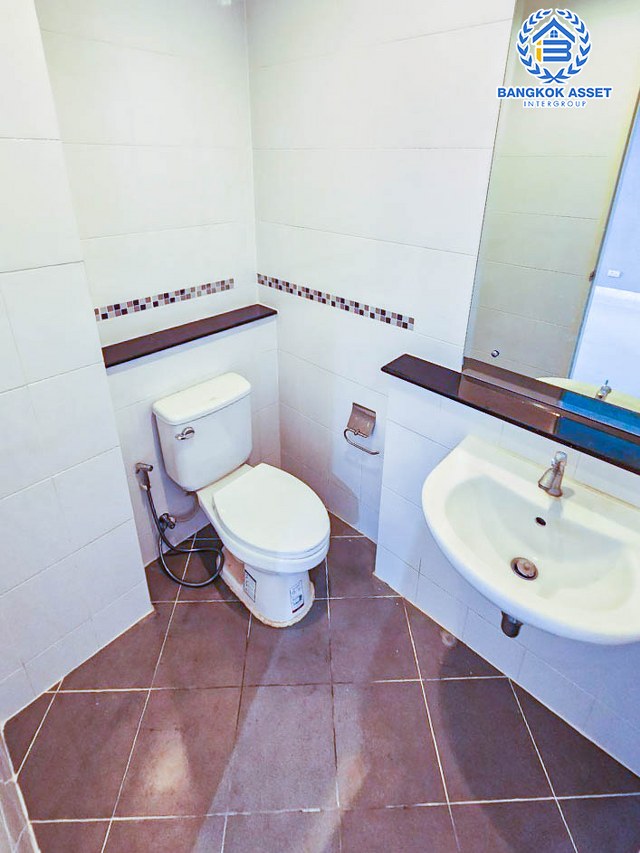 ทาวน์โฮมมือสอง 3 ชั้น โครงการ เดอะเมทโทร รัตนาธิเบศร์ หลังมุม เนื้อที่กว้าง 18.8 ตร.ว. ฟังก์ชัน 3 ห้องนอน 3 ห้องน้ำ 2 ที่จอดรถ หลังใหญ่ ภายในสภาพดี โครงการบนทำเลดี เชื่อมต่อถนนรัตนาเบศร์, ถนนราชพฤกษ์ ใกล้รถไฟฟ้าสายสีม่วง "สถานีไทรม้า" จองเลย!