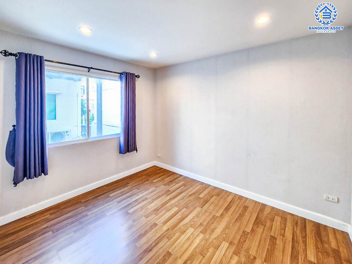 ทาวน์โฮมมือสอง 3 ชั้น โครงการ เดอะเมทโทร รัตนาธิเบศร์ หลังมุม เนื้อที่กว้าง 18.8 ตร.ว. ฟังก์ชัน 3 ห้องนอน 3 ห้องน้ำ 2 ที่จอดรถ หลังใหญ่ ภายในสภาพดี โครงการบนทำเลดี เชื่อมต่อถนนรัตนาเบศร์, ถนนราชพฤกษ์ ใกล้รถไฟฟ้าสายสีม่วง "สถานีไทรม้า" จองเลย!