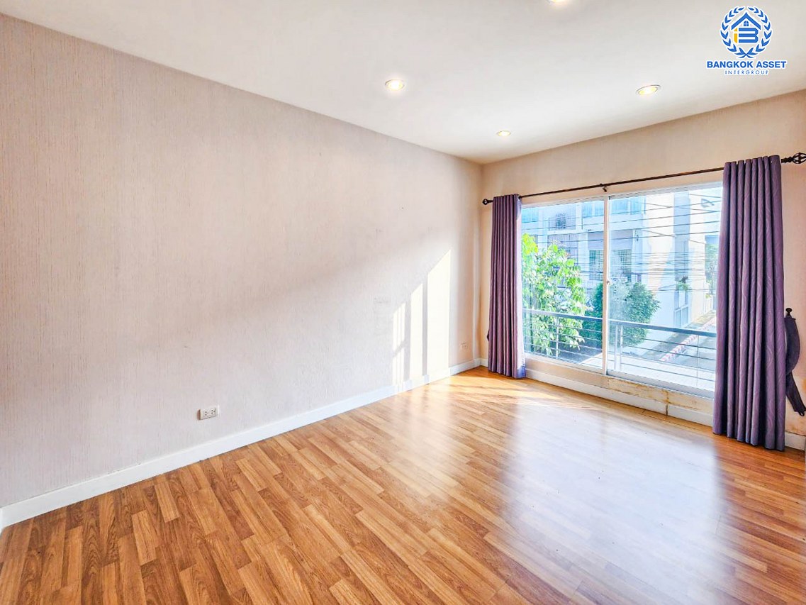 ทาวน์โฮมมือสอง 3 ชั้น โครงการ เดอะเมทโทร รัตนาธิเบศร์ หลังมุม เนื้อที่กว้าง 18.8 ตร.ว. ฟังก์ชัน 3 ห้องนอน 3 ห้องน้ำ 2 ที่จอดรถ หลังใหญ่ ภายในสภาพดี โครงการบนทำเลดี เชื่อมต่อถนนรัตนาเบศร์, ถนนราชพฤกษ์ ใกล้รถไฟฟ้าสายสีม่วง "สถานีไทรม้า" จองเลย!