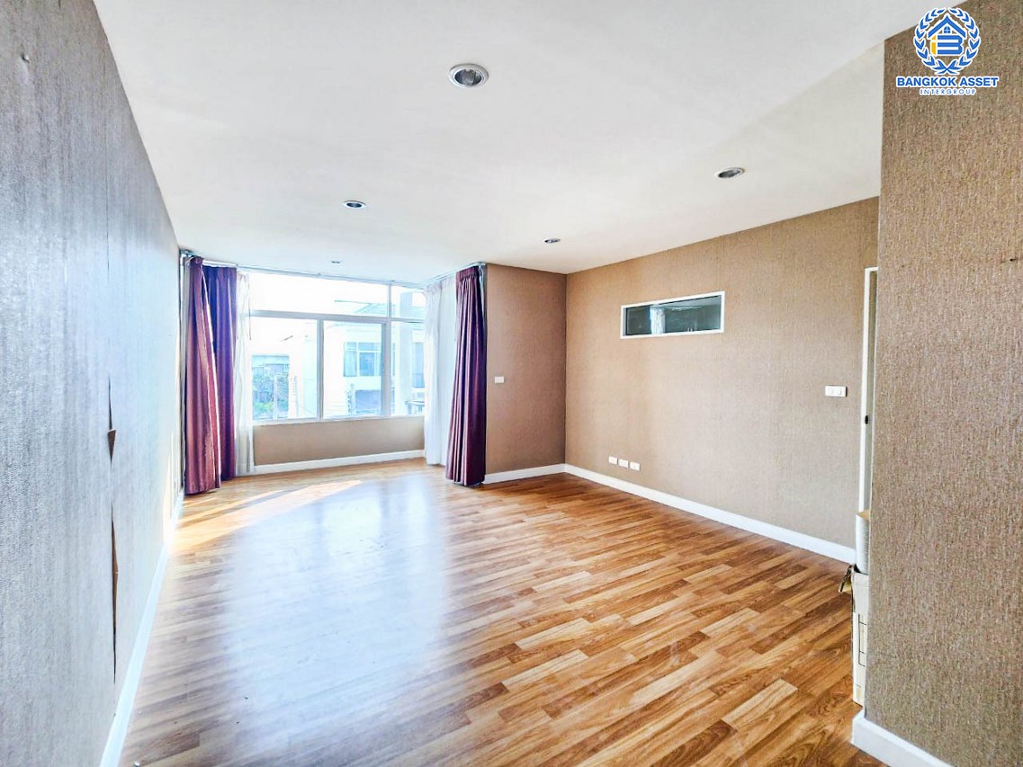 ทาวน์โฮมมือสอง 3 ชั้น โครงการ เดอะเมทโทร รัตนาธิเบศร์ หลังมุม เนื้อที่กว้าง 18.8 ตร.ว. ฟังก์ชัน 3 ห้องนอน 3 ห้องน้ำ 2 ที่จอดรถ หลังใหญ่ ภายในสภาพดี โครงการบนทำเลดี เชื่อมต่อถนนรัตนาเบศร์, ถนนราชพฤกษ์ ใกล้รถไฟฟ้าสายสีม่วง "สถานีไทรม้า" จองเลย!