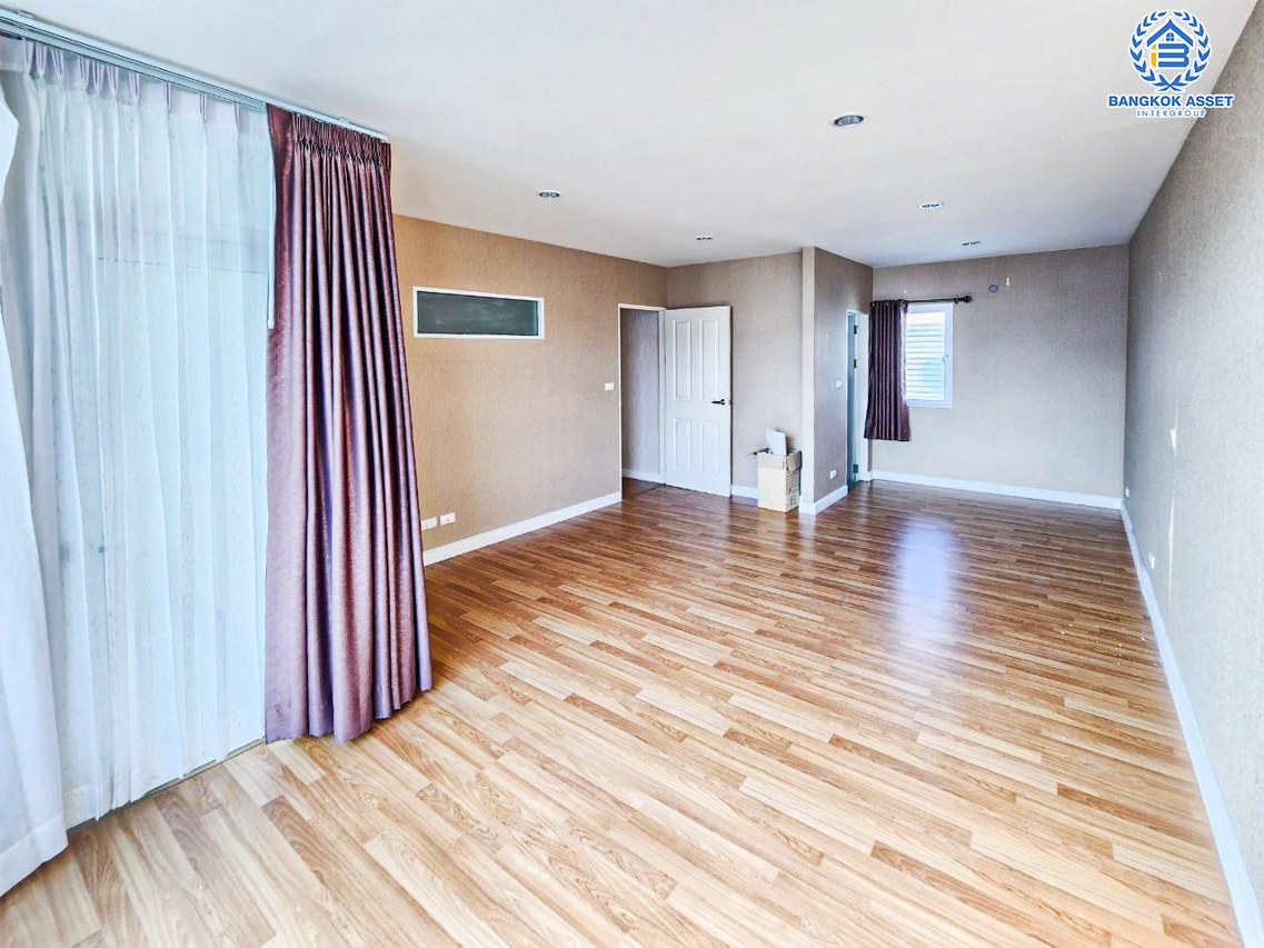 ทาวน์โฮมมือสอง 3 ชั้น โครงการ เดอะเมทโทร รัตนาธิเบศร์ หลังมุม เนื้อที่กว้าง 18.8 ตร.ว. ฟังก์ชัน 3 ห้องนอน 3 ห้องน้ำ 2 ที่จอดรถ หลังใหญ่ ภายในสภาพดี โครงการบนทำเลดี เชื่อมต่อถนนรัตนาเบศร์, ถนนราชพฤกษ์ ใกล้รถไฟฟ้าสายสีม่วง "สถานีไทรม้า" จองเลย!