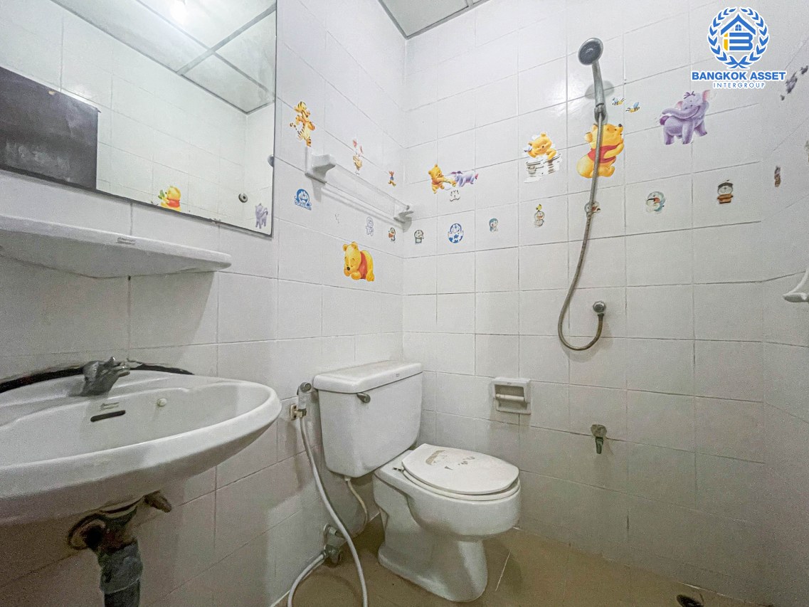 *****ทาวน์เฮ้าส์มือสองปทุมธานี หมู่บ้าน ปาริชาต 345 เนื้อที่ 18 ตร.ว. ฟังก์ชัน 2 ห้องนอน 2 ห้องน้ำ 1 ที่จอดรถ บ้านพร้อมอยู่ บนทำเลติดถนน 345 เชื่อมต่อ ถนนสะพานนนทบุรี-บางบัวทอง ถนนรังสิต-ปทุมธานี และทางด่วน "ศรีสมาน"