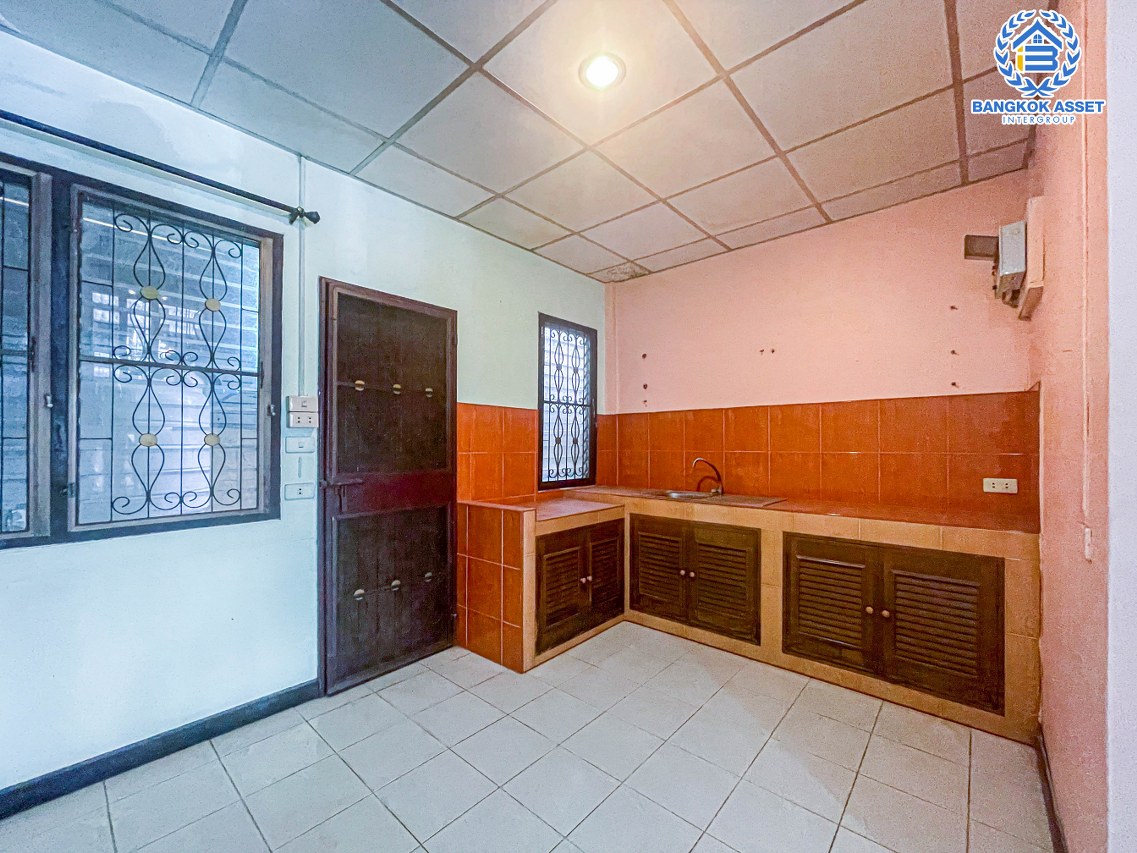 *****ทาวน์เฮ้าส์มือสองปทุมธานี หมู่บ้าน ปาริชาต 345 เนื้อที่ 18 ตร.ว. ฟังก์ชัน 2 ห้องนอน 2 ห้องน้ำ 1 ที่จอดรถ บ้านพร้อมอยู่ บนทำเลติดถนน 345 เชื่อมต่อ ถนนสะพานนนทบุรี-บางบัวทอง ถนนรังสิต-ปทุมธานี และทางด่วน "ศรีสมาน"