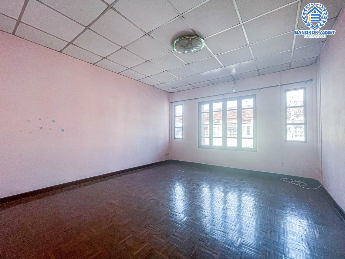 *****ทาวน์เฮ้าส์มือสองปทุมธานี หมู่บ้าน ปาริชาต 345 เนื้อที่ 18 ตร.ว. ฟังก์ชัน 2 ห้องนอน 2 ห้องน้ำ 1 ที่จอดรถ บ้านพร้อมอยู่ บนทำเลติดถนน 345 เชื่อมต่อ ถนนสะพานนนทบุรี-บางบัวทอง ถนนรังสิต-ปทุมธานี และทางด่วน "ศรีสมาน"