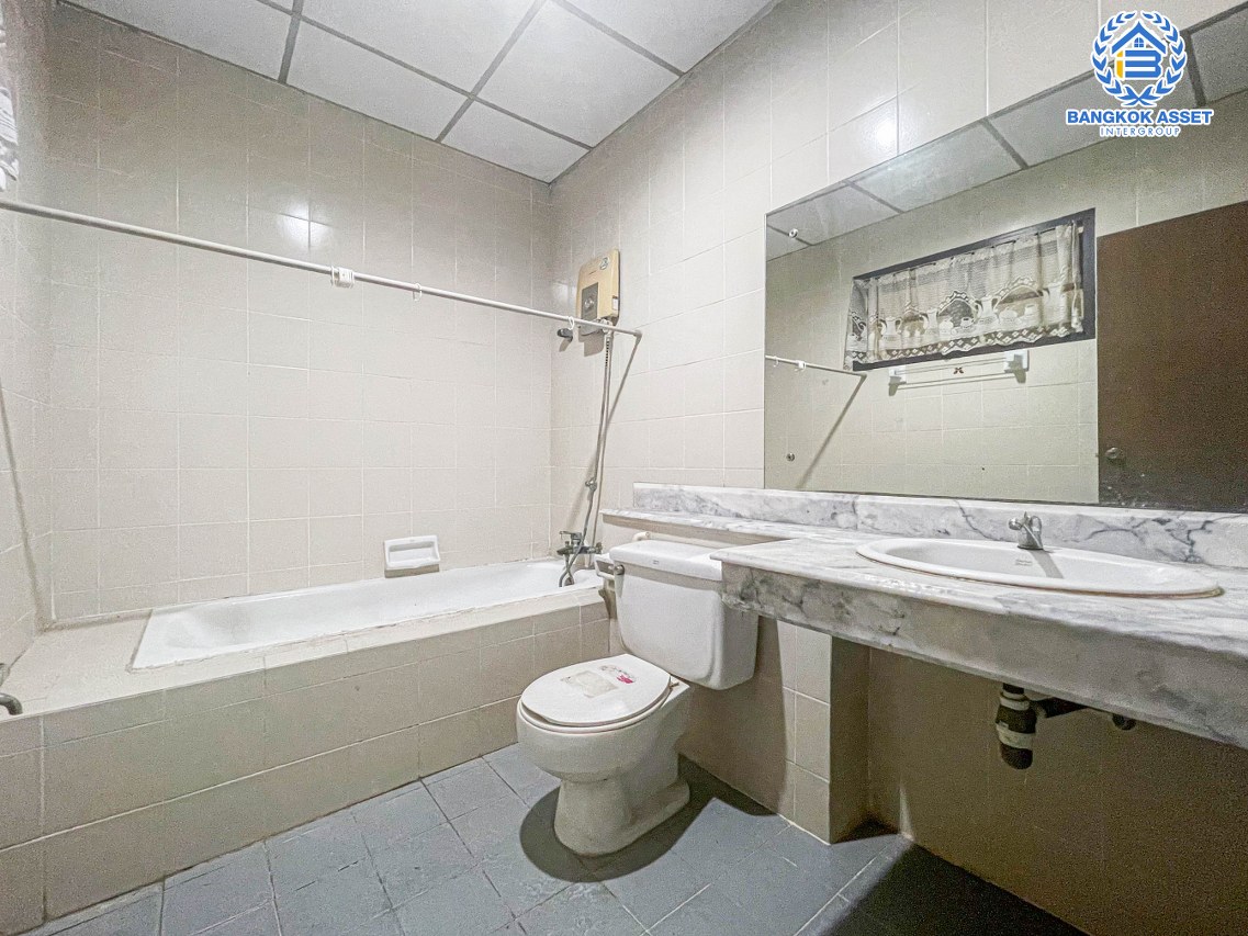 *****ทาวน์เฮ้าส์มือสองปทุมธานี หมู่บ้าน ปาริชาต 345 เนื้อที่ 18 ตร.ว. ฟังก์ชัน 2 ห้องนอน 2 ห้องน้ำ 1 ที่จอดรถ บ้านพร้อมอยู่ บนทำเลติดถนน 345 เชื่อมต่อ ถนนสะพานนนทบุรี-บางบัวทอง ถนนรังสิต-ปทุมธานี และทางด่วน "ศรีสมาน"