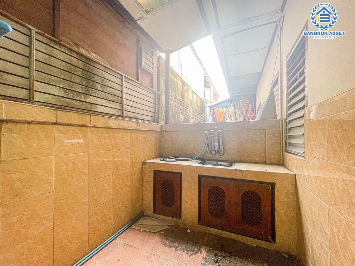 *****ทาวน์เฮ้าส์มือสองปทุมธานี หมู่บ้าน ปาริชาต 345 เนื้อที่ 18 ตร.ว. ฟังก์ชัน 2 ห้องนอน 2 ห้องน้ำ 1 ที่จอดรถ บ้านพร้อมอยู่ บนทำเลติดถนน 345 เชื่อมต่อ ถนนสะพานนนทบุรี-บางบัวทอง ถนนรังสิต-ปทุมธานี และทางด่วน "ศรีสมาน"