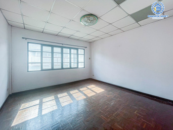 *****ทาวน์เฮ้าส์มือสองปทุมธานี หมู่บ้าน ปาริชาต 345 เนื้อที่ 18 ตร.ว. ฟังก์ชัน 2 ห้องนอน 2 ห้องน้ำ 1 ที่จอดรถ บ้านพร้อมอยู่ บนทำเลติดถนน 345 เชื่อมต่อ ถนนสะพานนนทบุรี-บางบัวทอง ถนนรังสิต-ปทุมธานี และทางด่วน "ศรีสมาน"