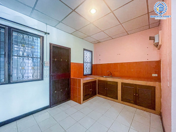 *****ทาวน์เฮ้าส์มือสองปทุมธานี หมู่บ้าน ปาริชาต 345 เนื้อที่ 18 ตร.ว. ฟังก์ชัน 2 ห้องนอน 2 ห้องน้ำ 1 ที่จอดรถ บ้านพร้อมอยู่ บนทำเลติดถนน 345 เชื่อมต่อ ถนนสะพานนนทบุรี-บางบัวทอง ถนนรังสิต-ปทุมธานี และทางด่วน "ศรีสมาน"