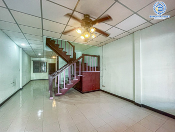 *****ทาวน์เฮ้าส์มือสองปทุมธานี หมู่บ้าน ปาริชาต 345 เนื้อที่ 18 ตร.ว. ฟังก์ชัน 2 ห้องนอน 2 ห้องน้ำ 1 ที่จอดรถ บ้านพร้อมอยู่ บนทำเลติดถนน 345 เชื่อมต่อ ถนนสะพานนนทบุรี-บางบัวทอง ถนนรังสิต-ปทุมธานี และทางด่วน "ศรีสมาน"