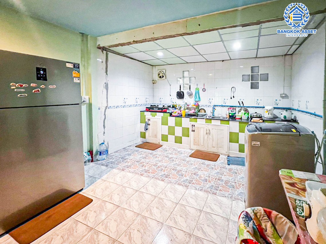 *****ทาวน์เฮ้าส์มือสองกรุงเทพฯ หมู่บ้าน มารวย พหลโยธิน เนื้อที่ 18 ตร.ว. ฟังก์ชัน 2 ห้องนอน 2 ห้องน้ำ 1 ที่จอดรถ แถมฟรี! 1 เครื่องปรับอากาศ บนทำเลแห่งการเดินทาง ใกล้รถไฟฟ้าสายสีเขียว "สถานีแยก คปอ." และทางด่วน วงแหวนรอบนอกกาญจนาภิเษก สู่ บางนาดาวคะนอง, มอเตอร์เวย์บางปะอิน แจ้งวัฒนะ