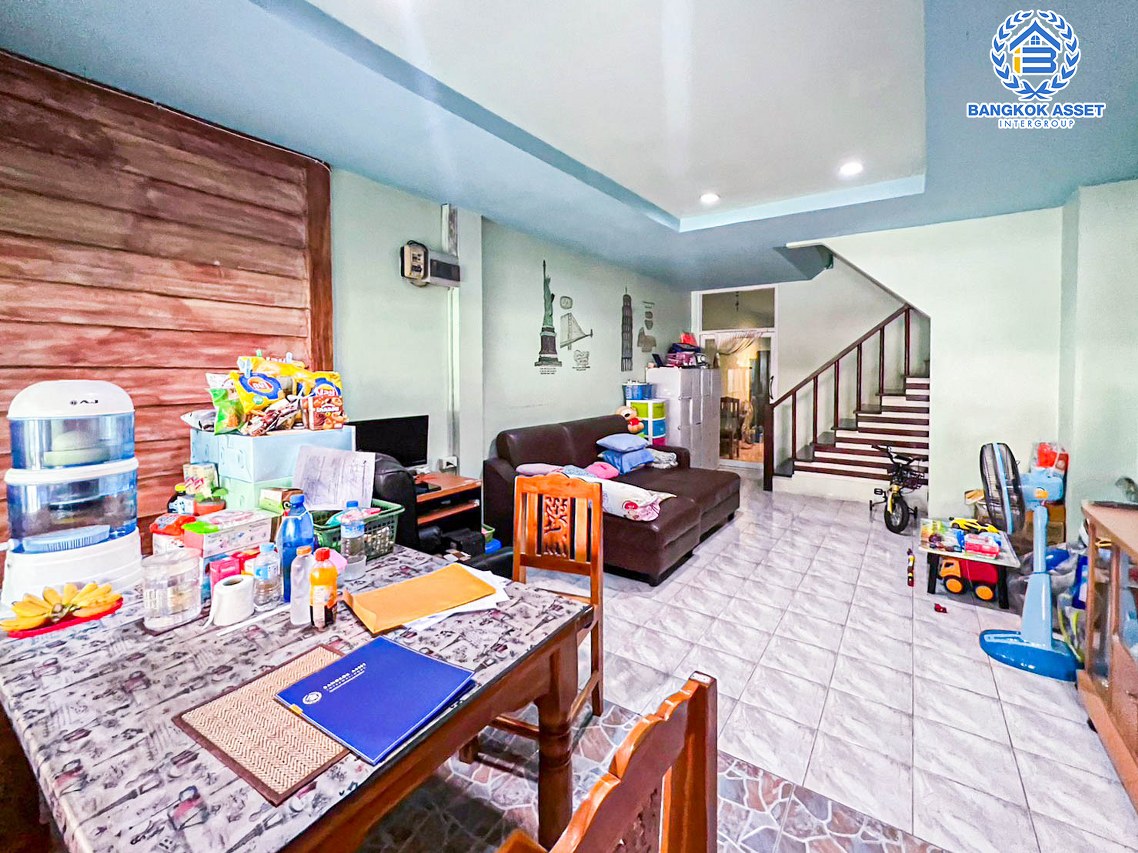 *****ทาวน์เฮ้าส์มือสองกรุงเทพฯ หมู่บ้าน มารวย พหลโยธิน เนื้อที่ 18 ตร.ว. ฟังก์ชัน 2 ห้องนอน 2 ห้องน้ำ 1 ที่จอดรถ แถมฟรี! 1 เครื่องปรับอากาศ บนทำเลแห่งการเดินทาง ใกล้รถไฟฟ้าสายสีเขียว "สถานีแยก คปอ." และทางด่วน วงแหวนรอบนอกกาญจนาภิเษก สู่ บางนาดาวคะนอง, มอเตอร์เวย์บางปะอิน แจ้งวัฒนะ