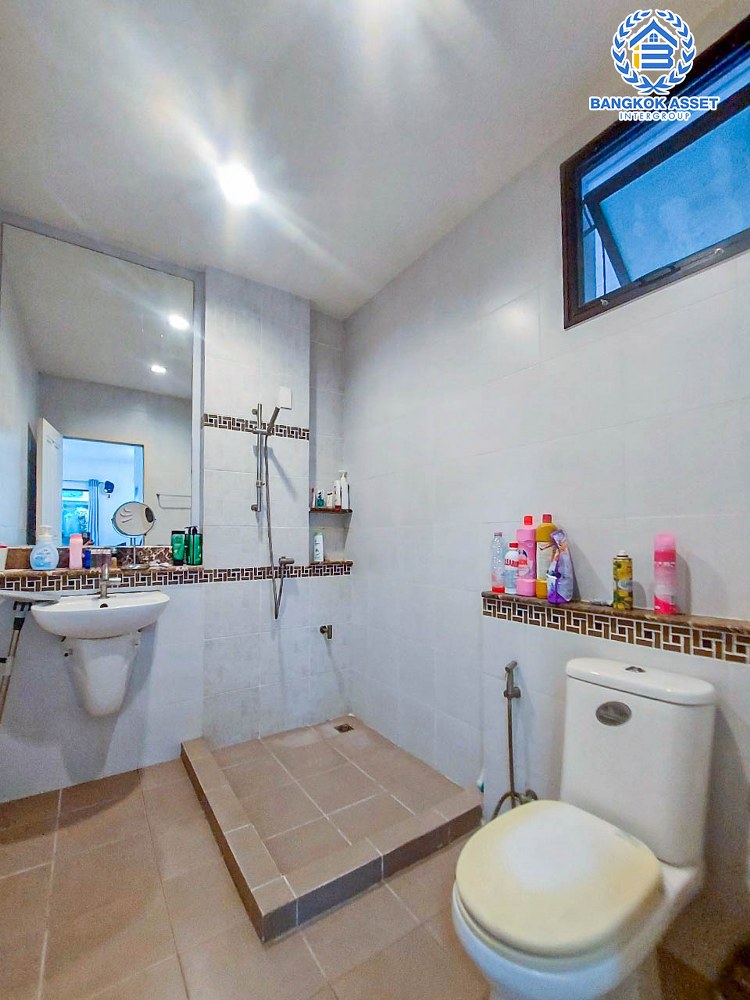 *****บ้านแฝดมือสอง โครงการ พร้อมพัฒน์ไพร์ม หทัยราษฎร์ เนื้อที่กว้าง 35 ตร.ว. ฟังก์ชัน 4 ห้องนอน 2 ห้องน้ำ 1 ที่จอดรถ ภายในสภาพดี ฟรี! แอร์ และเครื่องทำน้ำอุ่น โครงการบนทำเลดี เชื่อมต่อถนนปัญญาอินทรา ใกล้รถไฟฟ้าสายสีชมพู "สถานีรามอินทรา" ใกล้จุดขึ้นทางด่วน "จตุโชติ"