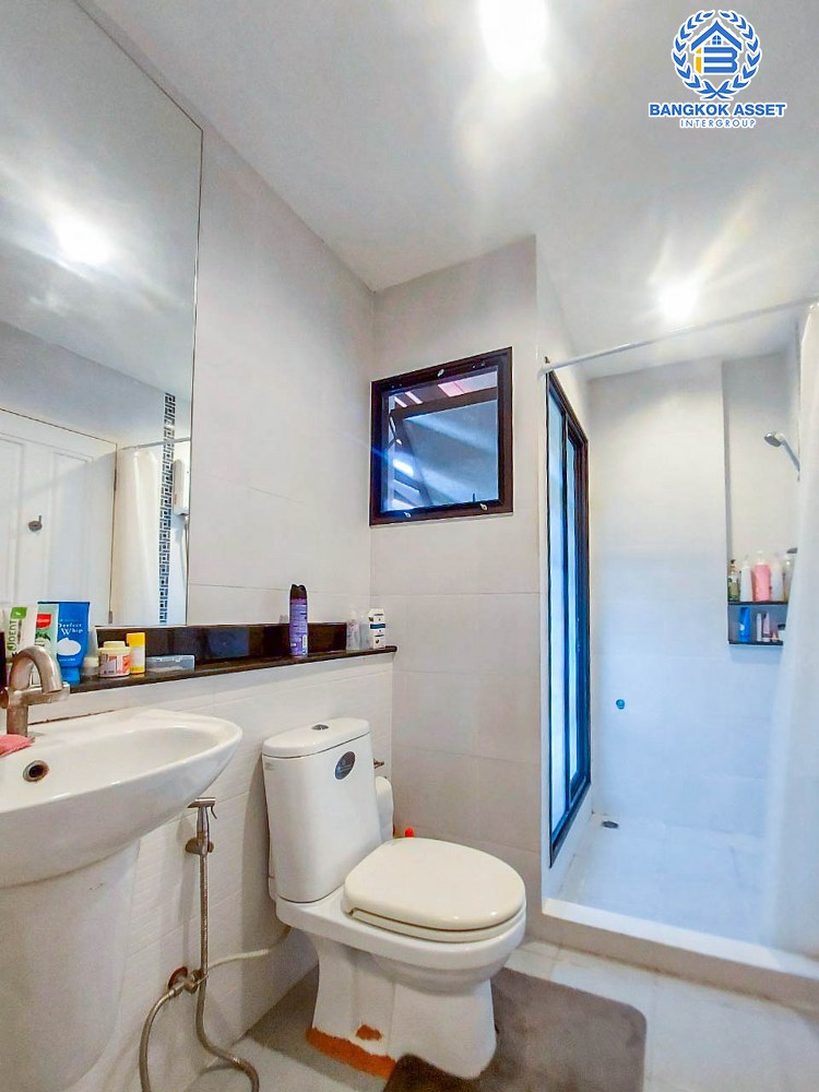 *****บ้านแฝดมือสอง โครงการ พร้อมพัฒน์ไพร์ม หทัยราษฎร์ เนื้อที่กว้าง 35 ตร.ว. ฟังก์ชัน 4 ห้องนอน 2 ห้องน้ำ 1 ที่จอดรถ ภายในสภาพดี ฟรี! แอร์ และเครื่องทำน้ำอุ่น โครงการบนทำเลดี เชื่อมต่อถนนปัญญาอินทรา ใกล้รถไฟฟ้าสายสีชมพู "สถานีรามอินทรา" ใกล้จุดขึ้นทางด่วน "จตุโชติ"