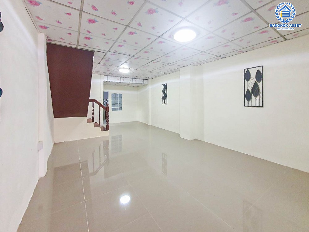 ทาวน์เฮ้าส์มือสอง โครงการ สุรางค์ แจ้งวัฒนะ เนื้อที่ 16.40 ตร.ว. ฟังก์ชัน 2 ห้องนอน 2 ห้องน้ำ 1 ที่จอดรถ ภายในสภาพดีเยี่ยม พร้อมเข้าอยู่ บนทำเลเดินทางสะดวกสบาย เชื่อมต่อถนนชัยพฤกษ์, ถนนติวานนท์-ปทุมธานี, ถนนแจ้งวัฒนะ ใกล้รถไฟฟ้าสายสีชมพู(สายอนาคต) จองเลย!...