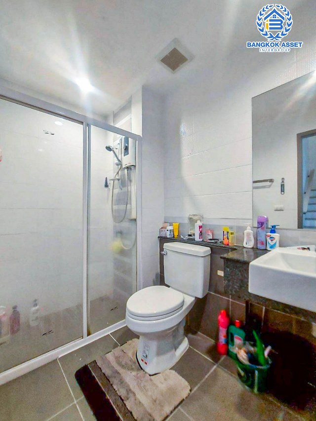 *****ทาวน์โฮมมือสองกรุงเทพมหานคร โครงการ สัมมากร อเวนิว รามอินทรา-วงแหวน เนื้อที่ 18.5 ตร.ว. ฟังก์ชัน 3 ห้องนอน 3 ห้องน้ำ 2 ที่จอดรถ บ้านสวย ฟรี! เครื่องทำน้ำอุ่น 2 เครื่อง บนทำเลติดถนนเลียบมอเตอร์เวย์ เชื่อมต่อถนนคู้บอน, ถนนรามอินทรา ใกล้คู่ขนานมอเตอร์เวย์ และจุดขึ้นทางด่วน "จตุโชติ"