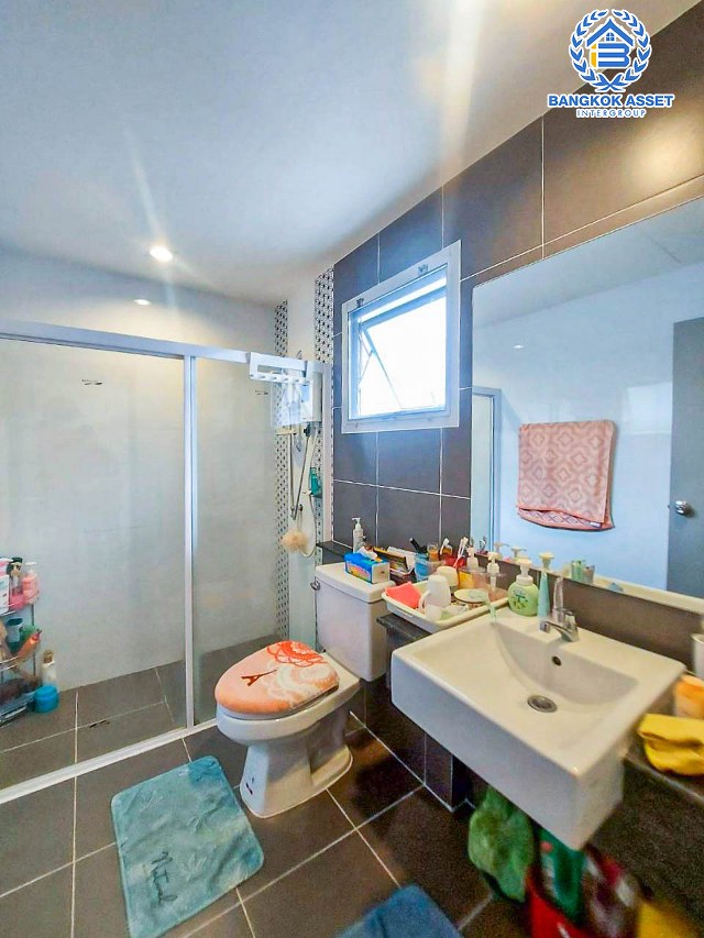 *****ทาวน์โฮมมือสองกรุงเทพมหานคร โครงการ สัมมากร อเวนิว รามอินทรา-วงแหวน เนื้อที่ 18.5 ตร.ว. ฟังก์ชัน 3 ห้องนอน 3 ห้องน้ำ 2 ที่จอดรถ บ้านสวย ฟรี! เครื่องทำน้ำอุ่น 2 เครื่อง บนทำเลติดถนนเลียบมอเตอร์เวย์ เชื่อมต่อถนนคู้บอน, ถนนรามอินทรา ใกล้คู่ขนานมอเตอร์เวย์ และจุดขึ้นทางด่วน "จตุโชติ"