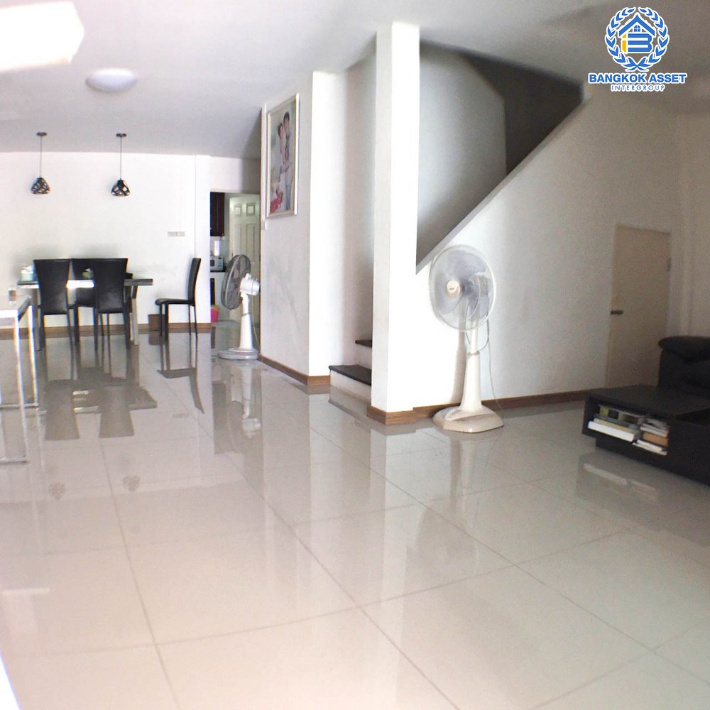 ทาวน์เฮ้าส์มือสอง โครงการ ทรัพย์วิสุทธิ์ พิบูลย์สงคราม เนื้อที่กว้าง 29 ตร.ว. ฟังก์ชัน 3 ห้องนอน 2 ห้องน้ำ 2 ที่จอดรถ ภายในตกแต่งแบบโมเดิร์น พร้อมเข้าอยู่ได้ทันที โครงการตั้งบนทำเลดี เชื่อมต่อถนนพิบูลย์สงคราม ถนนวงศ์สว่าง ถนนประชาราษฎร์ ใกล้รถไฟฟ้าสายสีม่วง "สถานีแยกติวานนท์"