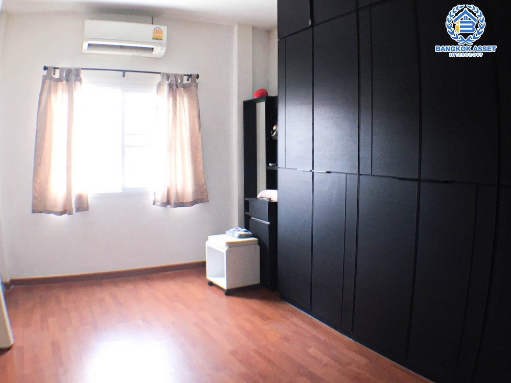 ทาวน์เฮ้าส์มือสอง โครงการ ทรัพย์วิสุทธิ์ พิบูลย์สงคราม เนื้อที่กว้าง 29 ตร.ว. ฟังก์ชัน 3 ห้องนอน 2 ห้องน้ำ 2 ที่จอดรถ ภายในตกแต่งแบบโมเดิร์น พร้อมเข้าอยู่ได้ทันที โครงการตั้งบนทำเลดี เชื่อมต่อถนนพิบูลย์สงคราม ถนนวงศ์สว่าง ถนนประชาราษฎร์ ใกล้รถไฟฟ้าสายสีม่วง "สถานีแยกติวานนท์"