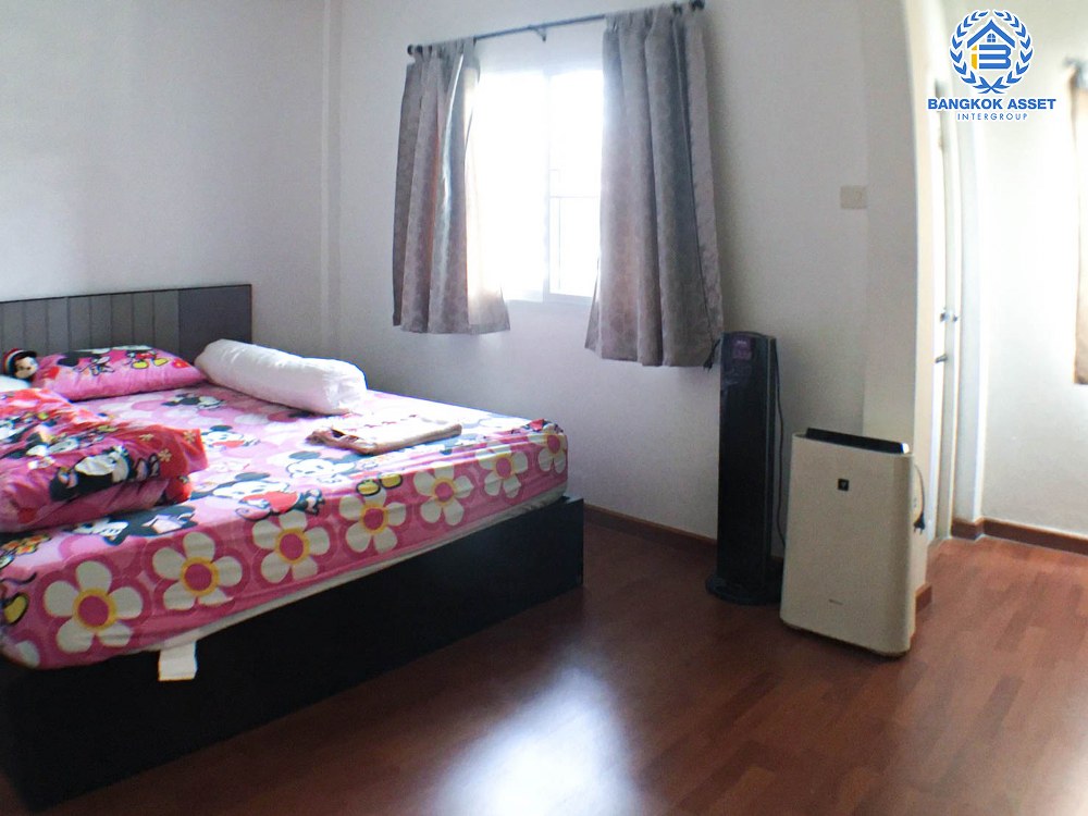 ทาวน์เฮ้าส์มือสอง โครงการ ทรัพย์วิสุทธิ์ พิบูลย์สงคราม เนื้อที่กว้าง 29 ตร.ว. ฟังก์ชัน 3 ห้องนอน 2 ห้องน้ำ 2 ที่จอดรถ ภายในตกแต่งแบบโมเดิร์น พร้อมเข้าอยู่ได้ทันที โครงการตั้งบนทำเลดี เชื่อมต่อถนนพิบูลย์สงคราม ถนนวงศ์สว่าง ถนนประชาราษฎร์ ใกล้รถไฟฟ้าสายสีม่วง "สถานีแยกติวานนท์"