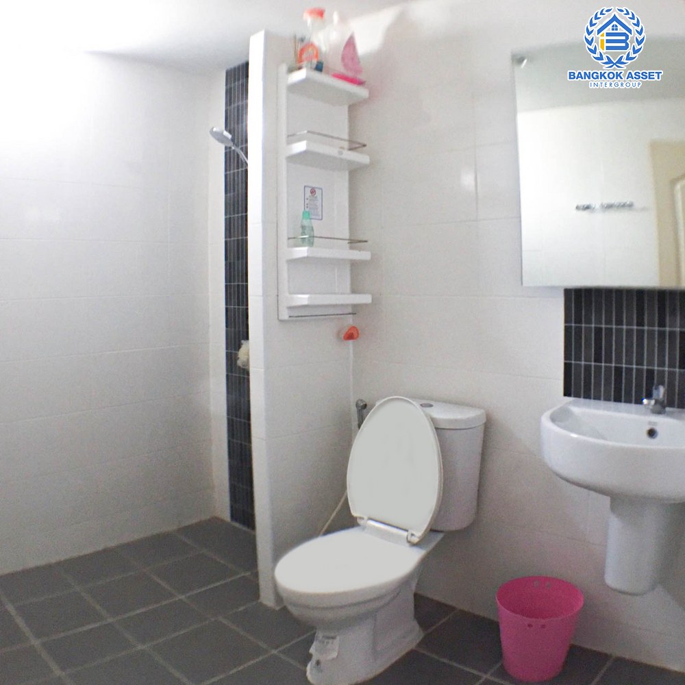 ทาวน์เฮ้าส์มือสอง โครงการ ทรัพย์วิสุทธิ์ พิบูลย์สงคราม เนื้อที่กว้าง 29 ตร.ว. ฟังก์ชัน 3 ห้องนอน 2 ห้องน้ำ 2 ที่จอดรถ ภายในตกแต่งแบบโมเดิร์น พร้อมเข้าอยู่ได้ทันที โครงการตั้งบนทำเลดี เชื่อมต่อถนนพิบูลย์สงคราม ถนนวงศ์สว่าง ถนนประชาราษฎร์ ใกล้รถไฟฟ้าสายสีม่วง "สถานีแยกติวานนท์"