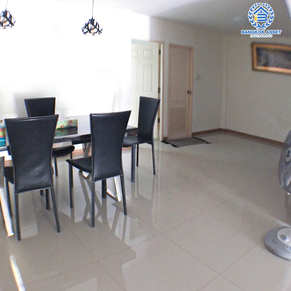 ทาวน์เฮ้าส์มือสอง โครงการ ทรัพย์วิสุทธิ์ พิบูลย์สงคราม เนื้อที่กว้าง 29 ตร.ว. ฟังก์ชัน 3 ห้องนอน 2 ห้องน้ำ 2 ที่จอดรถ ภายในตกแต่งแบบโมเดิร์น พร้อมเข้าอยู่ได้ทันที โครงการตั้งบนทำเลดี เชื่อมต่อถนนพิบูลย์สงคราม ถนนวงศ์สว่าง ถนนประชาราษฎร์ ใกล้รถไฟฟ้าสายสีม่วง "สถานีแยกติวานนท์"