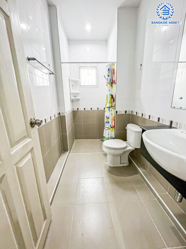 บ้านเดี่ยวมือสอง โครงการ กาญจนาลักษณ์ เทพศิรินทร์ เนื้อที่ 54.70 ตร.ว. ฟังก์ชัน 3 ห้องนอน 3 ห้องน้ำ 2 ที่จอดรถ ภายในสภาพดี แถมฟรี! เฟอร์นิเจอร์ทั้งหมดภายในบ้าน บนทำเลดี เชื่อมต่อถนนปิ่นเกล้า-นครชัยศรี ถนนนครอินทร์ ถนนกาญจนาภิเษก จองเลย!