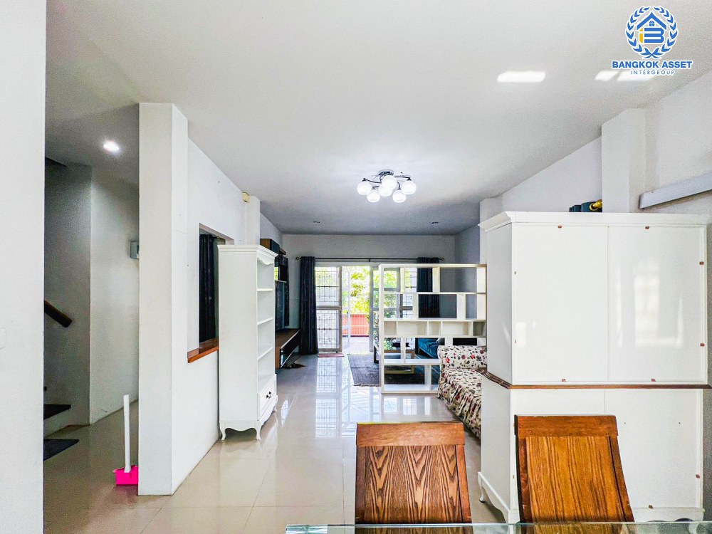 บ้านเดี่ยวมือสอง โครงการ กาญจนาลักษณ์ เทพศิรินทร์ เนื้อที่ 54.70 ตร.ว. ฟังก์ชัน 3 ห้องนอน 3 ห้องน้ำ 2 ที่จอดรถ ภายในสภาพดี แถมฟรี! เฟอร์นิเจอร์ทั้งหมดภายในบ้าน บนทำเลดี เชื่อมต่อถนนปิ่นเกล้า-นครชัยศรี ถนนนครอินทร์ ถนนกาญจนาภิเษก จองเลย!